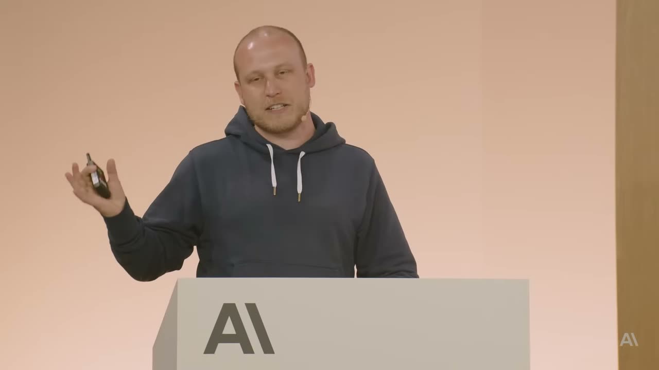 Борис Черні на сцені Code with Claude, травень 2025